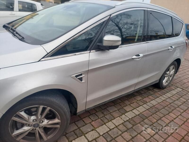 Grigio Usata 2016 Ford S-MAX S Monovolume | 11.800 € (Buon prezzo) - Immagine 1/4