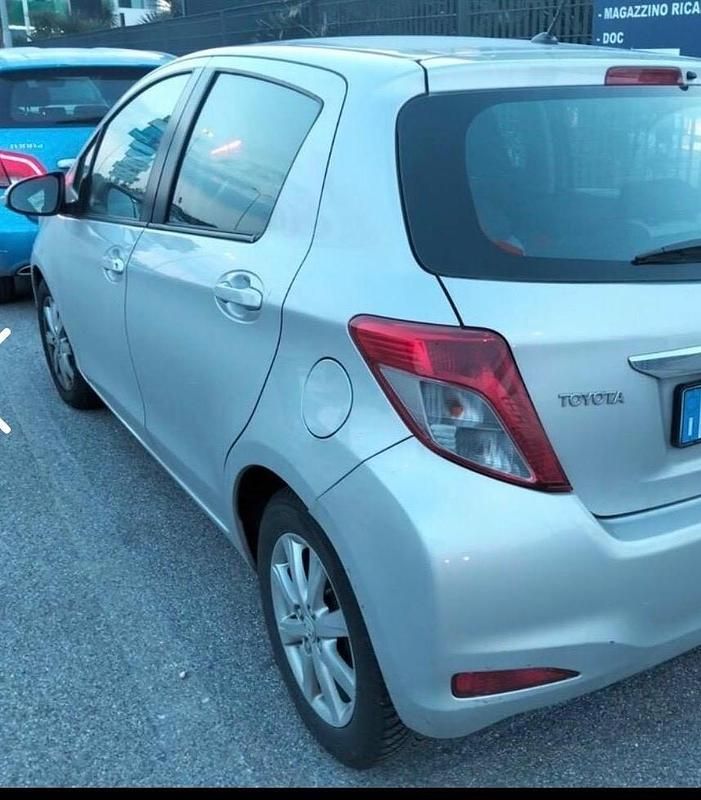 Usata Toyota Yaris Lounge 89 CV (65 kW) 2013 Grigio Utilitaria