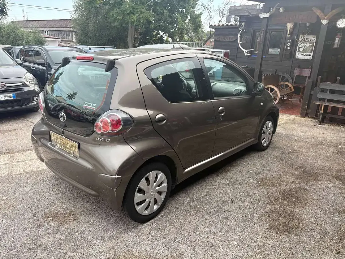 Usata Toyota Aygo Connect Style 68 CV (50 kW) 2014 Marrone Utilitaria