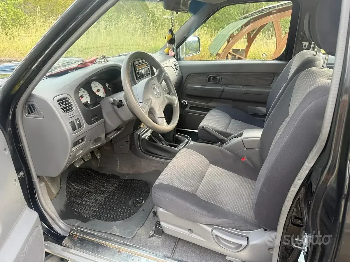 Usata Nissan Navara 133 CV (97 kW) 2011 Nero Pick-up