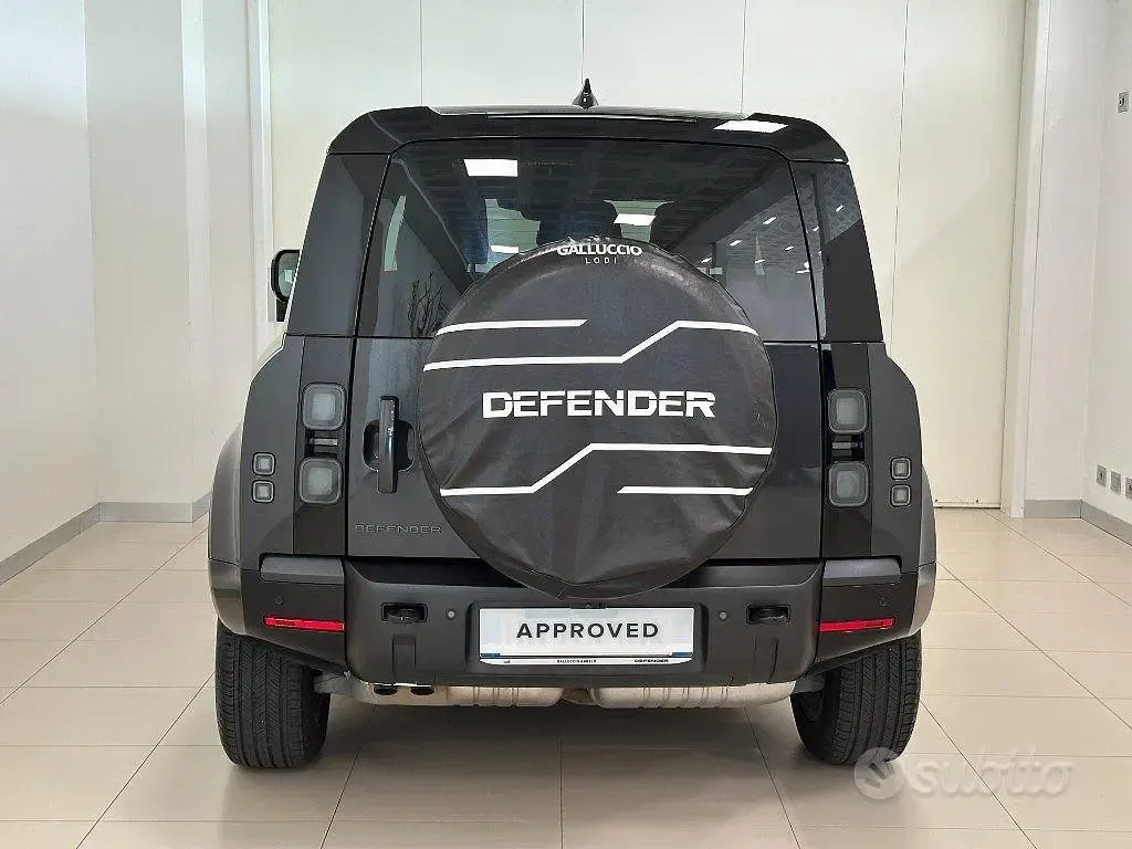 Usata Land Rover Defender SE Dynamic 200 CV (147 kW) 2025 Grigio SUV