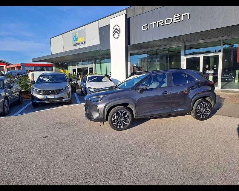 Grigio Usata 2025 Toyota Yaris Cross Trend SUV | 24.500 € (Buon prezzo) - Immagine 1/4