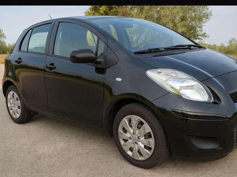 Nero Usata 2010 Toyota Yaris Eco Tre volumi | 3200 € (Buon prezzo) - Immagine 1/4