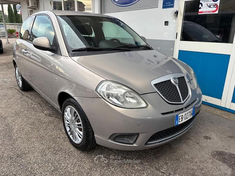Usata Lancia Ypsilon 77 CV (56 kW) 2010 Gray Utilitaria