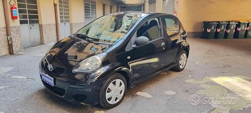 Usata Toyota Aygo Connect Style 68 CV (50 kW) 2011 Nero pastello Utilitaria