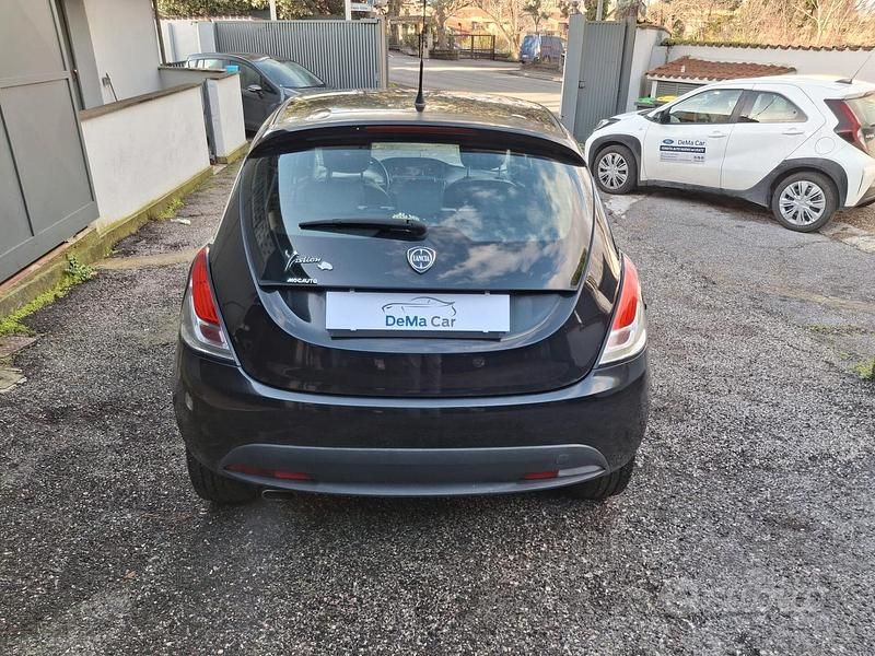 Usata Lancia Ypsilon 69 CV (50 kW) 2015 Nero Utilitaria