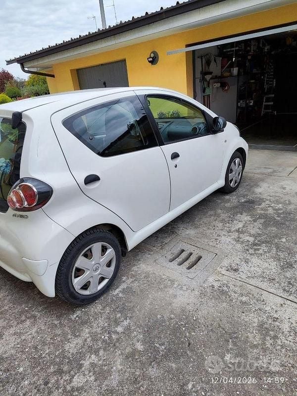 Usata Toyota Aygo Connect Style 68 CV (50 kW) 2011 Bianco Utilitaria