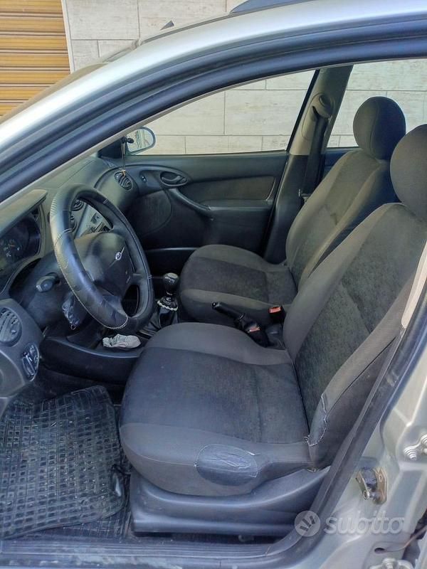 Usata Ford Focus 90 CV (66 kW) 2002 Grigio Station wagon