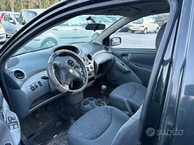 Usata Toyota Yaris Luna 86 CV (63 kW) 2001 Nero Berlina