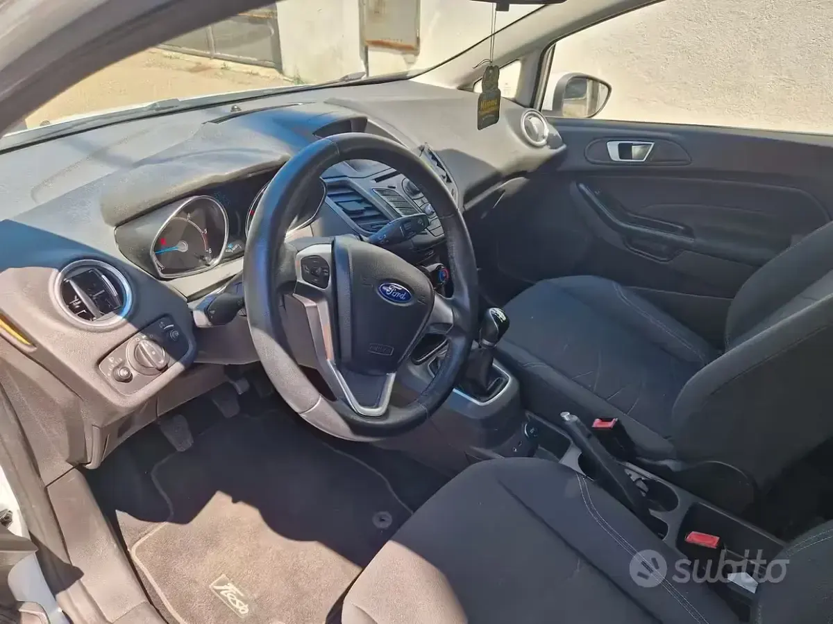 Usata Ford Fiesta 75 CV (55 kW) 2014 Bianco Utilitaria