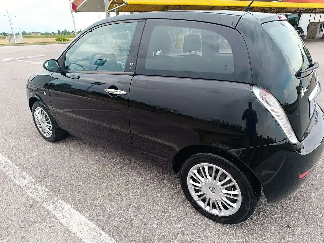 Usata Lancia Ypsilon 60 CV (44 kW) 2008 Nero Utilitaria