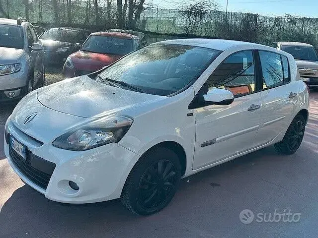 Begagnad Renault Clio II Dynamique 85 HK (62 kW) 2010 Vit Sedan