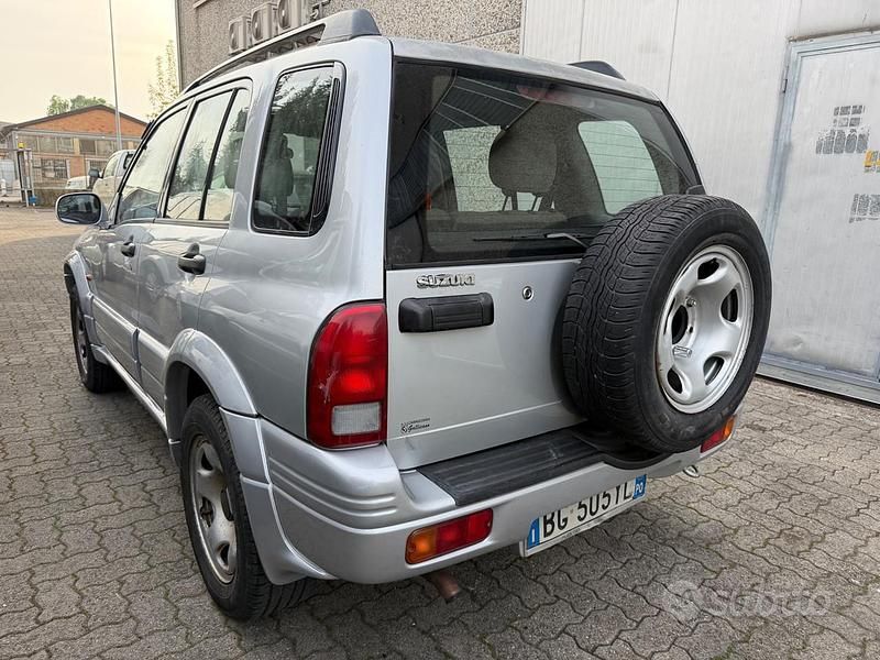 Usata Suzuki Grand Vitara 128 CV (94 kW) 2000 Grigio SUV