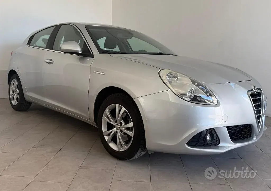 Usata Alfa Romeo Giulietta Distinctive 120 CV (88 kW) 2011 Grigio Utilitaria