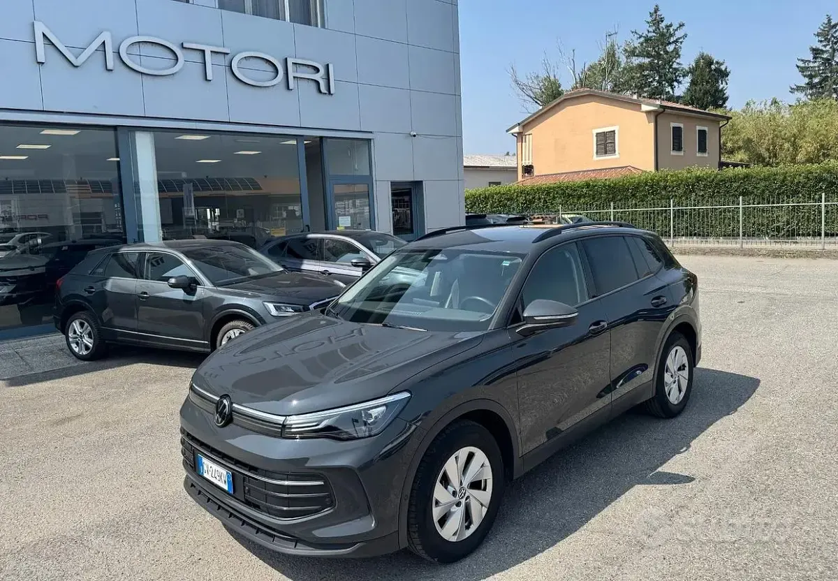 Usata VW Tiguan Life 131 CV (96 kW) 2024 Grigio SUV