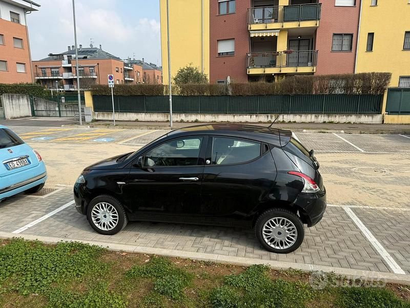 Usata Lancia Ypsilon 85 CV (62 kW) 2016 Nero Utilitaria