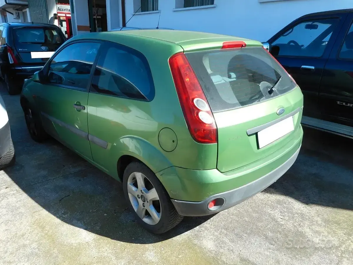 Usata Ford Fiesta 68 CV (50 kW) 2006 Verde Utilitaria