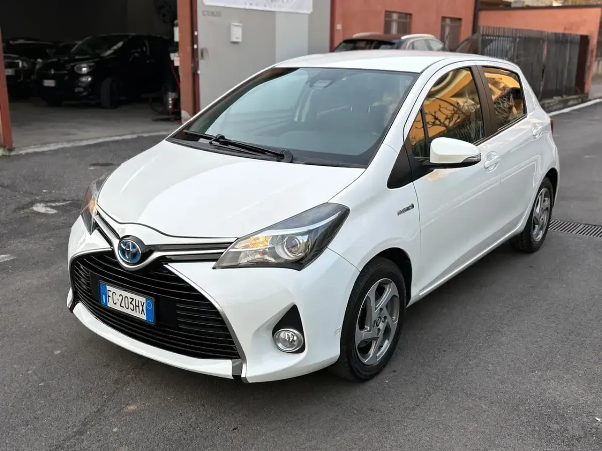 Usata Toyota Yaris Hybrid Active 73 CV (53 kW) 2016 Bianco Berlina