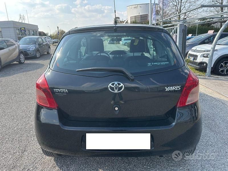 Usata Toyota Yaris 69 CV (50 kW) 2007 Nero Utilitaria