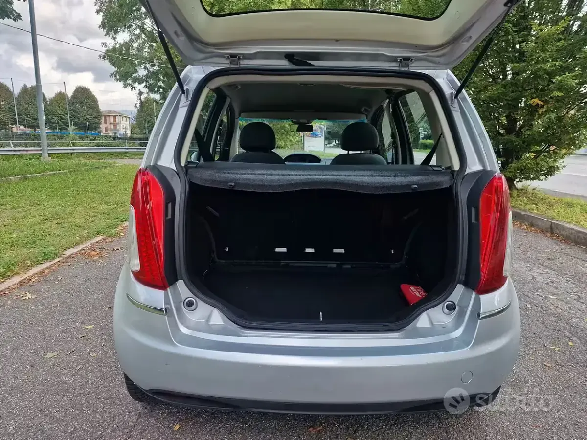 Usata Lancia Musa Gold 95 CV (69 kW) 2012 Grigio Monovolume