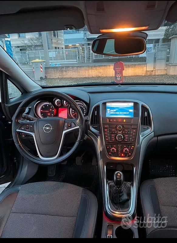 Usata Opel Astra Sport 82 CV (60 kW) 2011 Grigio Station wagon