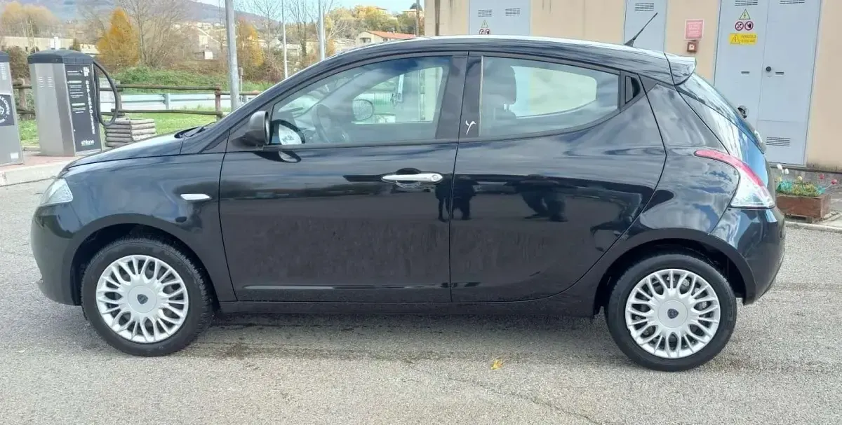Usata Lancia Ypsilon Silver 69 CV (50 kW) 2018 Nero Utilitaria