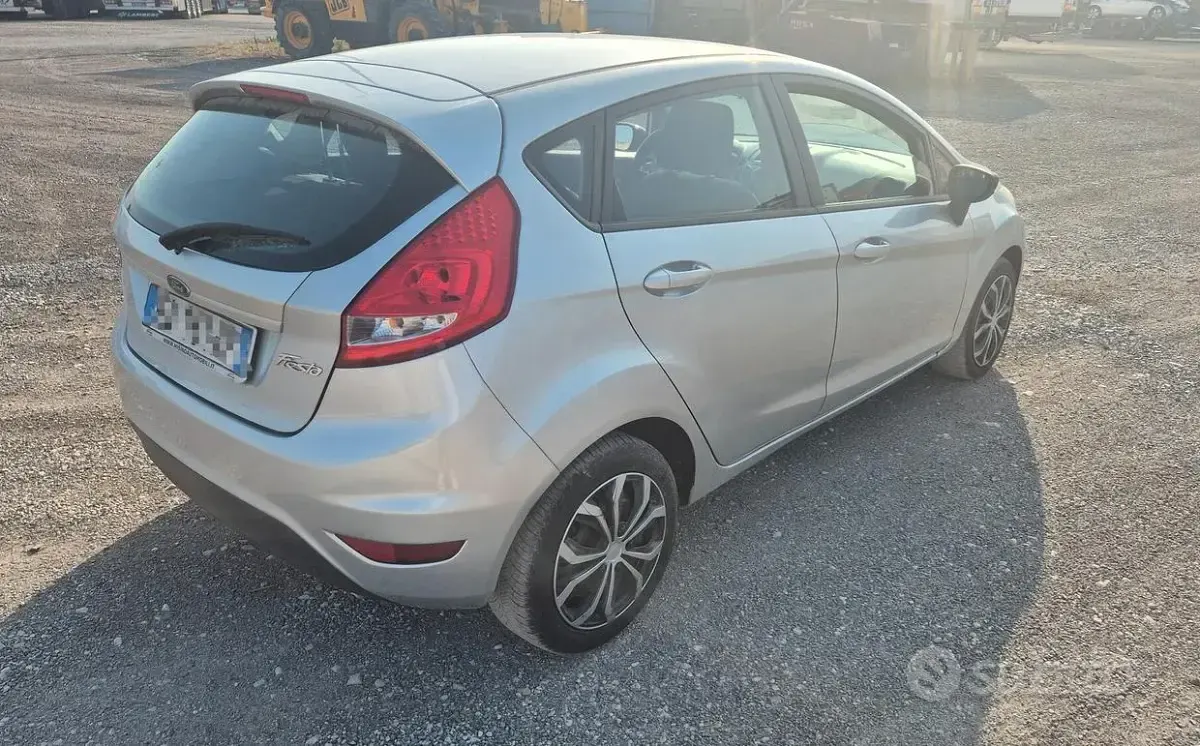 Usata Ford Fiesta 92 CV (67 kW) 2011 Grigio Berlina