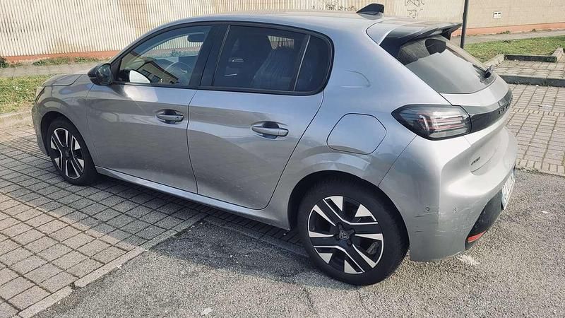 Usata Peugeot 208 Allure 101 CV (74 kW) 2024 Grigio Utilitaria