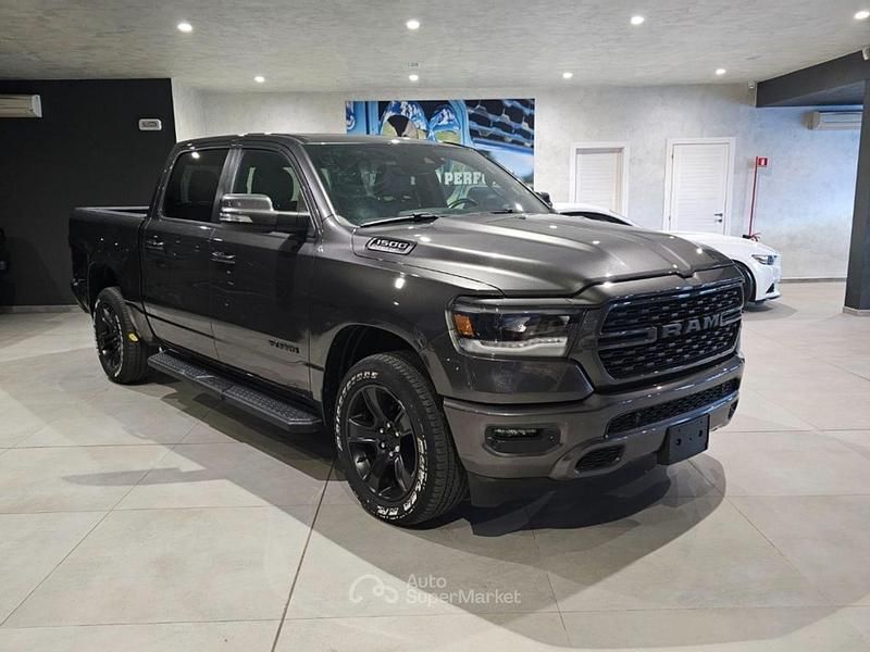 Usata RAM 1500 401 CV (294 kW) 2022 Grigio scuro metallizzato Pick-up