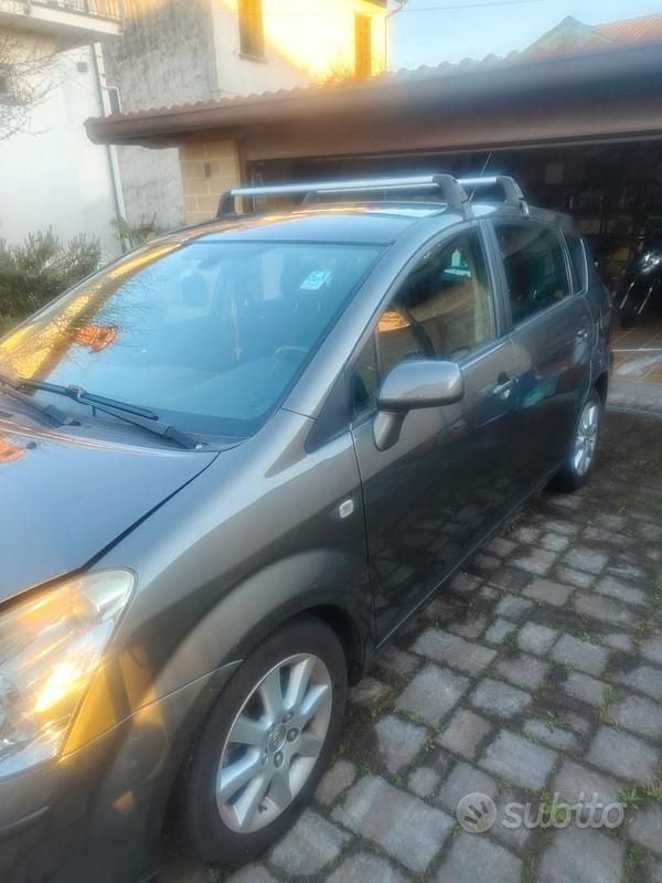 Usata Toyota Corolla Verso 2006 Grigio Monovolume