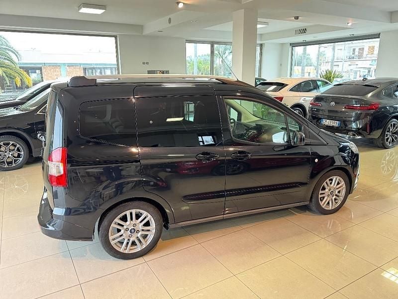 Usata Ford Tourneo Courier 95 CV (69 kW) 2017 Nero Monovolume