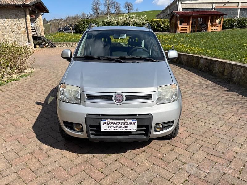 Argento Usata 2012 Fiat Panda 4x4 Climbing Due volumi | 6999 € (Buon prezzo) - Immagine 1/4
