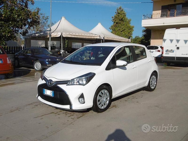 Usata Toyota Yaris Active 69 CV (50 kW) 2016 Bianco Berlina