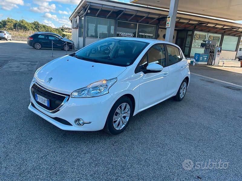Usata Peugeot 208 Access 81 CV (59 kW) 2014 Bianco Utilitaria