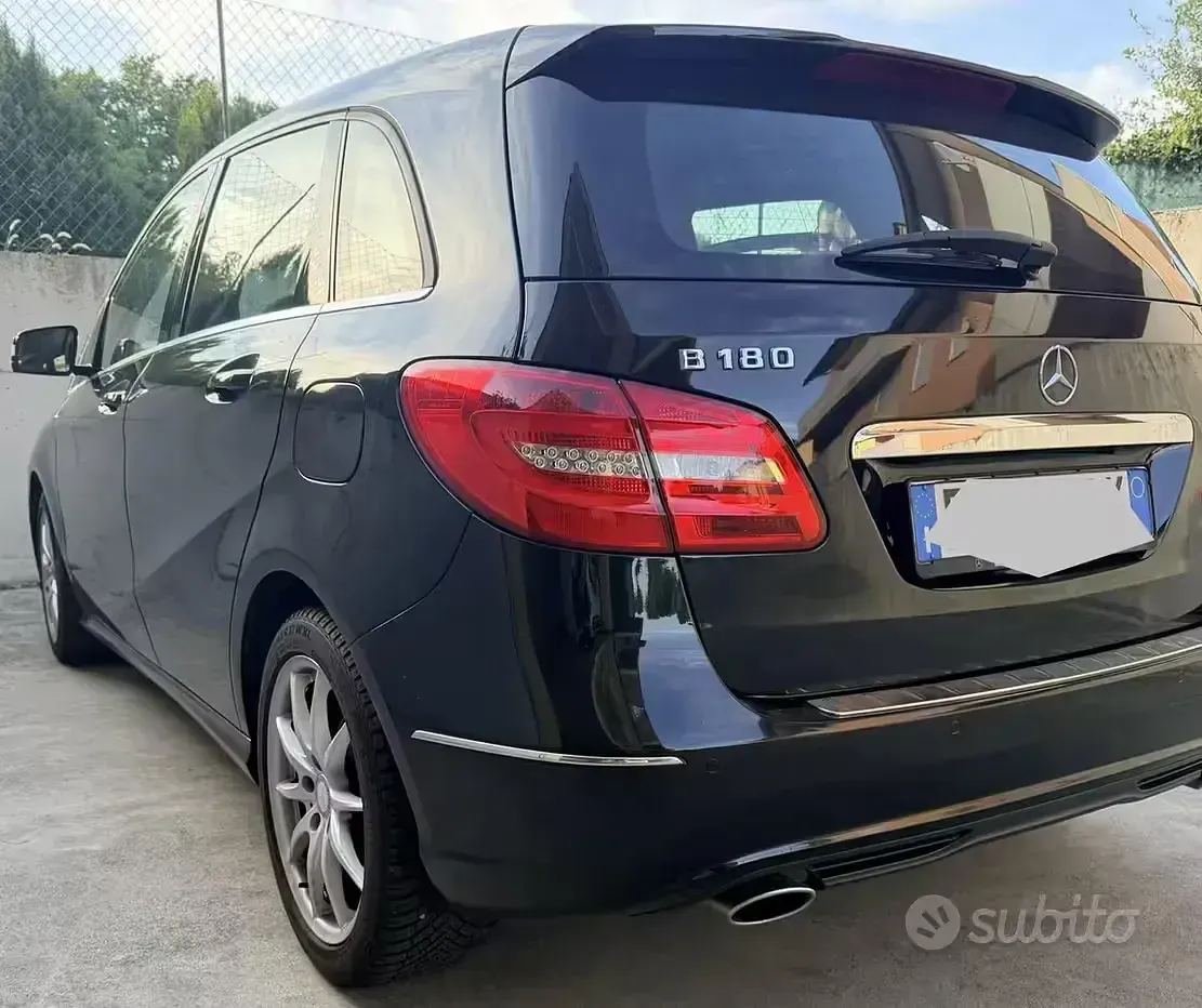 Usata Mercedes B180 122 CV (89 kW) 2013 Nero Utilitaria