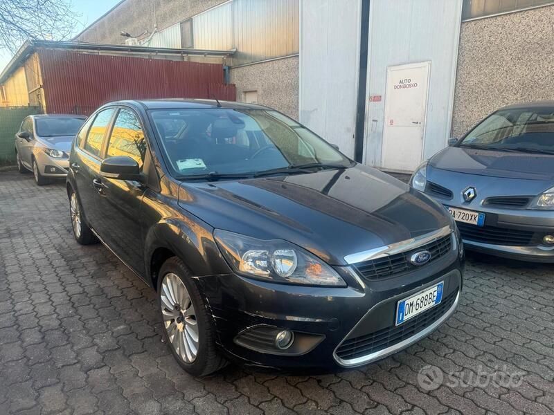 Grigio Usata 2009 Ford Focus Tre volumi | 3900 € (Buon prezzo) - Immagine 1/4