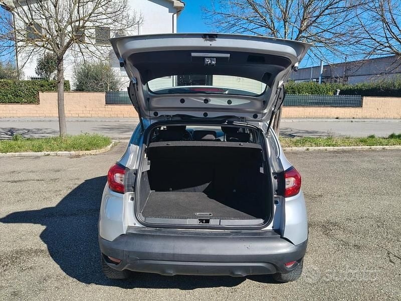 Usata Renault Captur 89 CV (65 kW) 2017 Grigio SUV