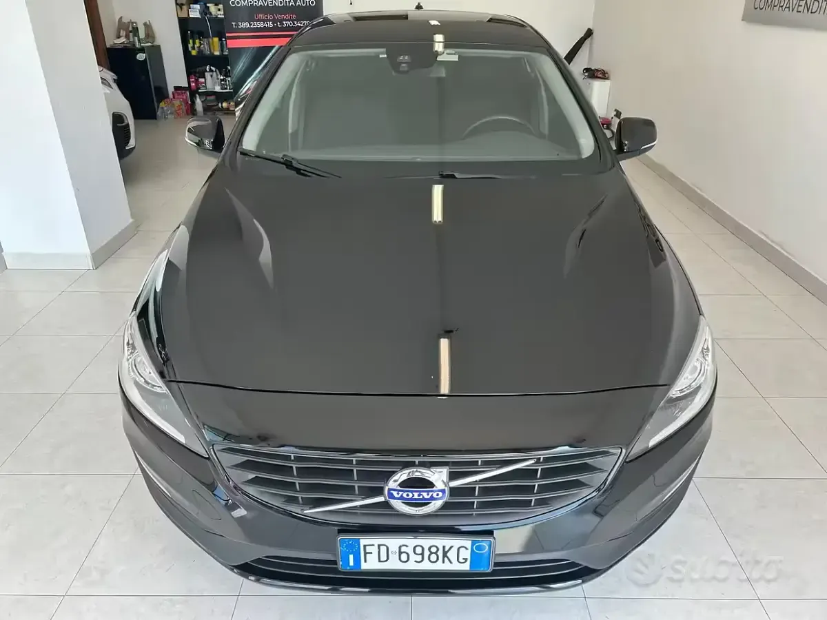 Usata Volvo V60 120 CV (88 kW) 2016 Nero Station wagon