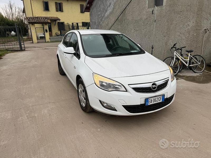 Usata Opel Astra Enjoy 100 CV (73 kW) 2010 Bianco Berlina
