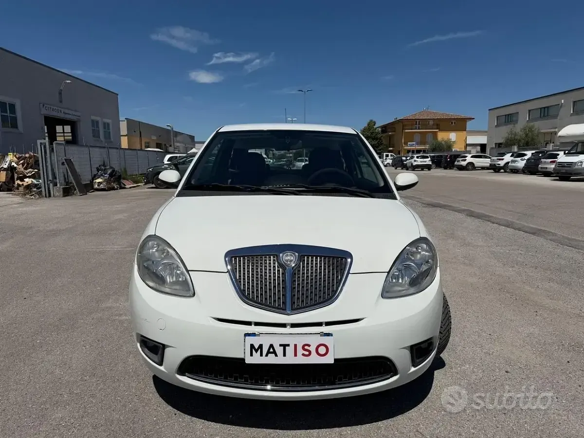 Usata Lancia Ypsilon 60 CV (44 kW) 2009 Marrone Utilitaria