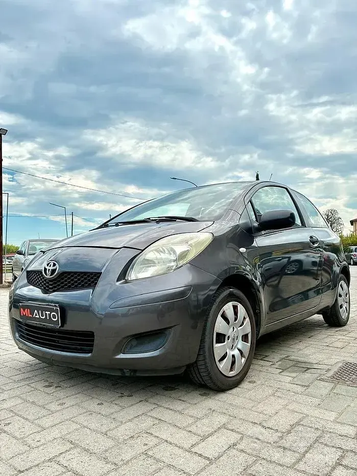Usata Toyota Yaris 69 CV (50 kW) 2010 Bianco Utilitaria
