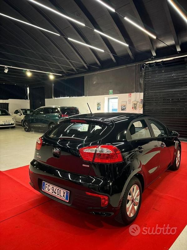 Usata Kia Rio 74 CV (54 kW) 2017 Nero Berlina
