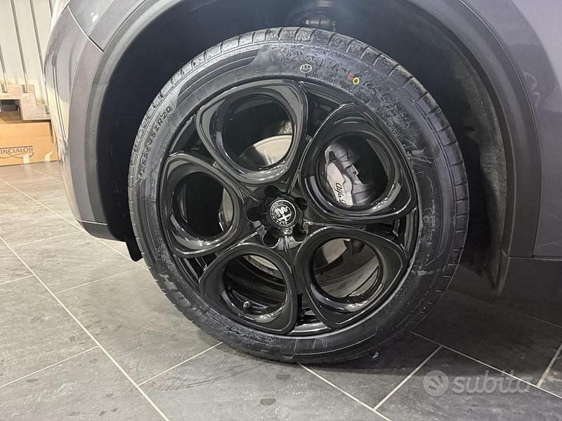 Usado Alfa Romeo Stelvio Business 190 CV (139 kW) 2023 Gris SUV