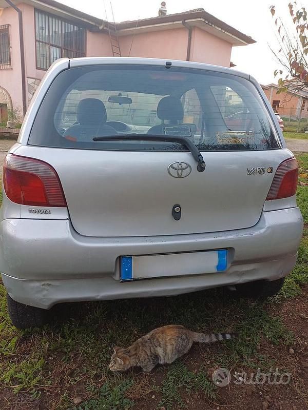 Grigio Usata 2000 Toyota Yaris Due volumi | 2800 € - Immagine 1/4