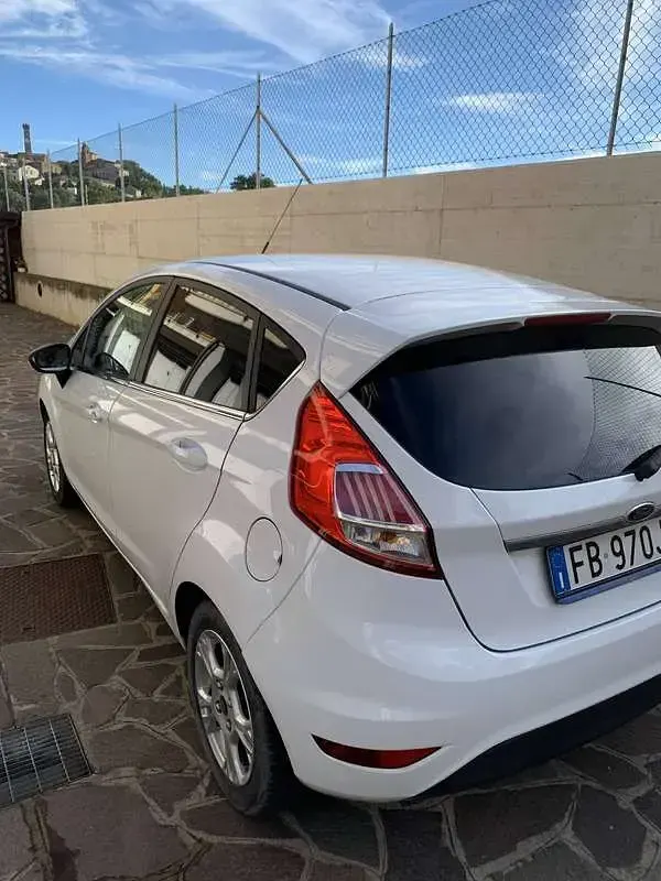 Usata Ford Fiesta Titanium 75 CV (55 kW) 2016 Bianco Utilitaria