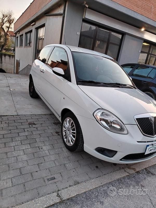 Usado Lancia Ypsilon 60 HP (44 kW) 2008 Branco Citadino