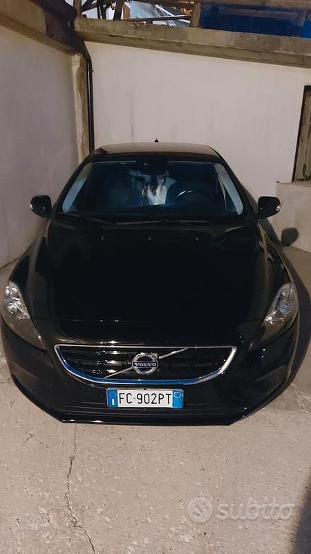 Usata Volvo V40 Momentum 120 CV (88 kW) 2016 Nero Berlina
