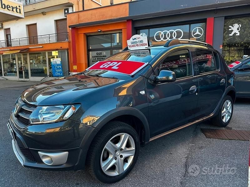 Usata Dacia Sandero Stepway 90 CV (66 kW) 2017 Grigio Berlina