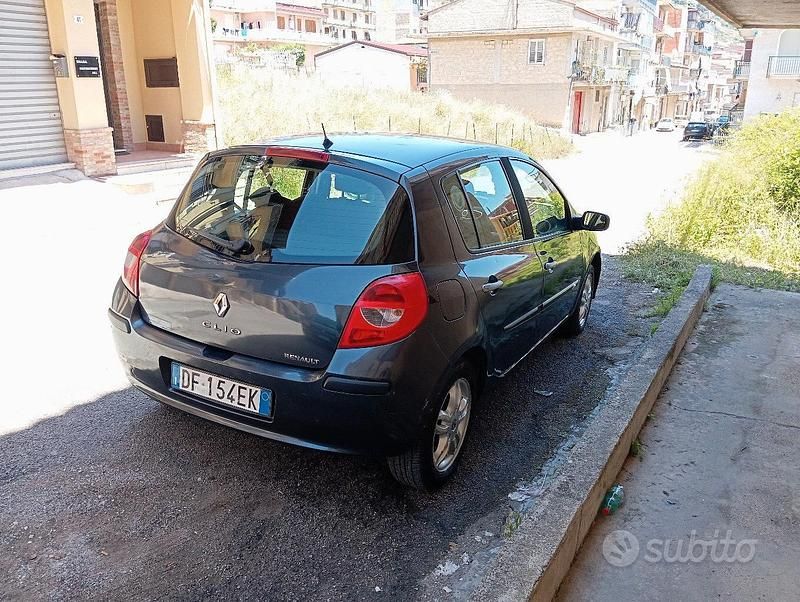 Usata Renault Clio II 85 CV (62 kW) 2007 Grigio Berlina