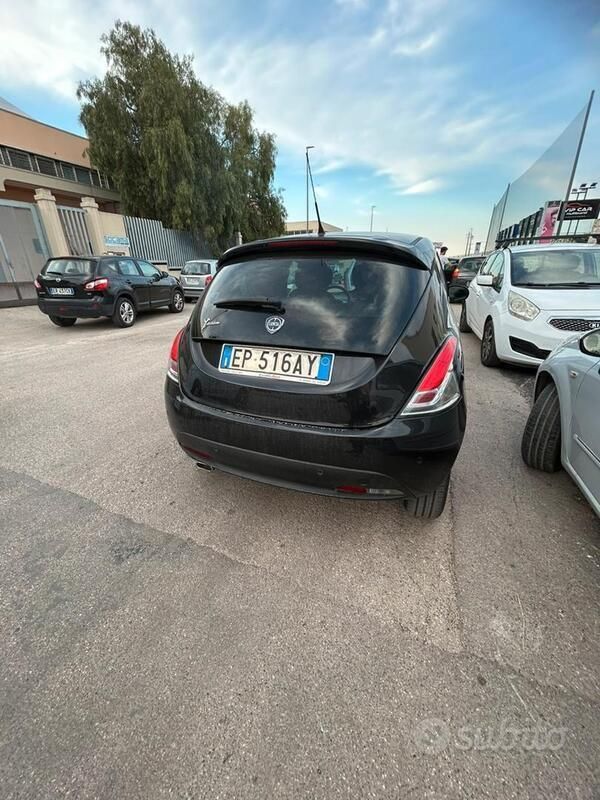 Usata Lancia Ypsilon 80 CV (58 kW) 2012 Nero Utilitaria